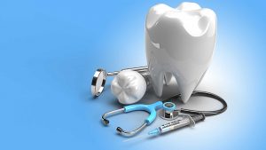Simulação de dente com ferramentas odontológicas utilizadas por um dentista durante procedimentos de cuidados dentários através de seguro odontológico